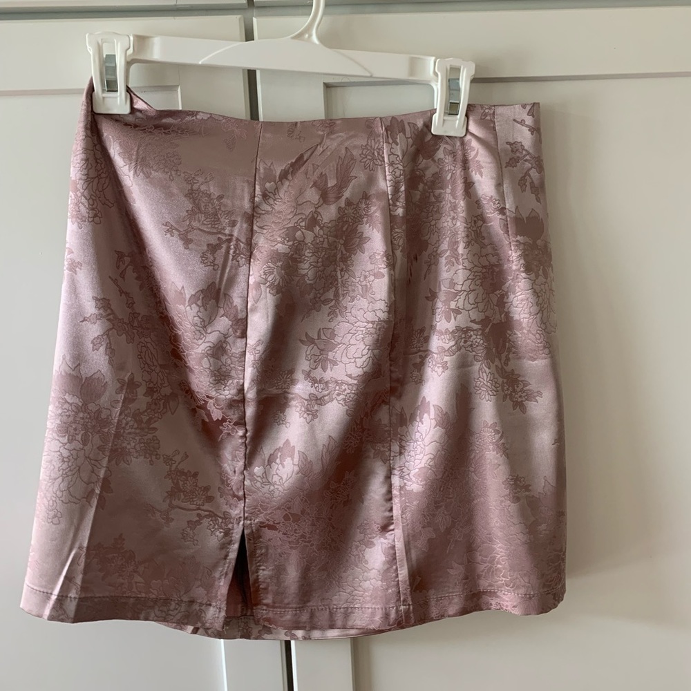 Light purple silky mini skirt with design